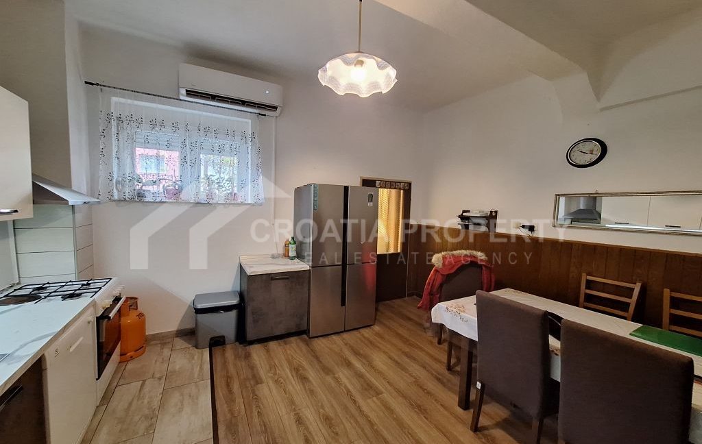 terraced house center zrnovnica (1)
