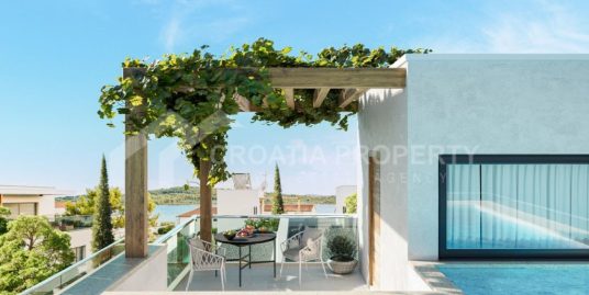 Pool house near beach Srima