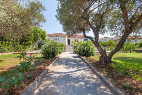 spacious house near sea brac - 3611 (1)