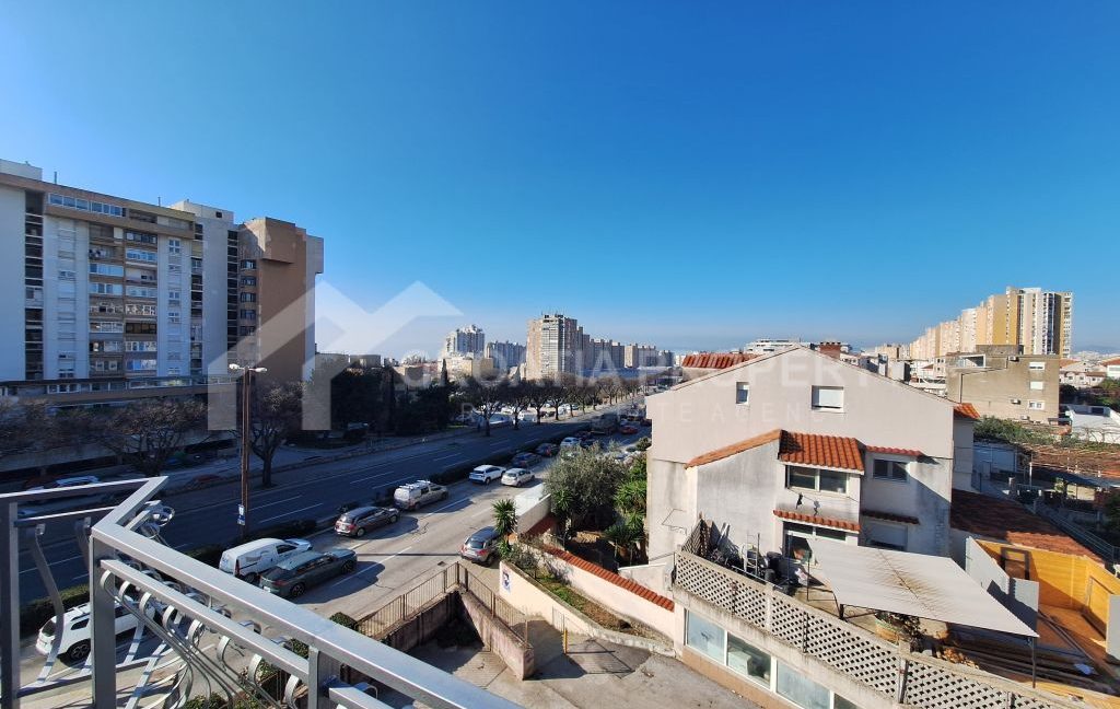 charming apartment with view split (1)