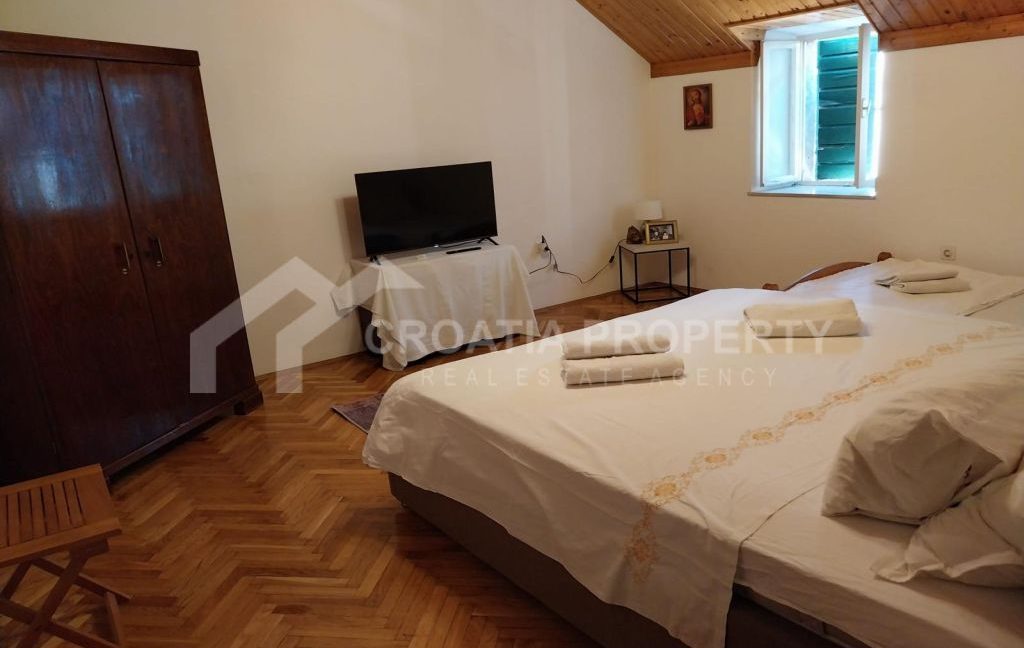 stone house near the sea (12