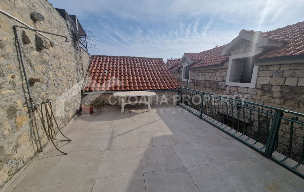 stone house near the sea (17)