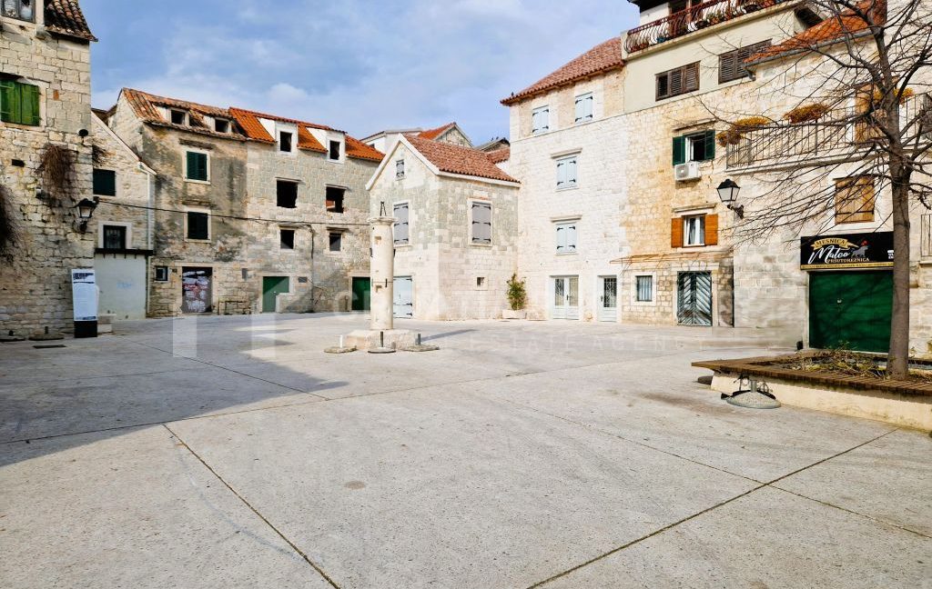 stone house near the sea (3)