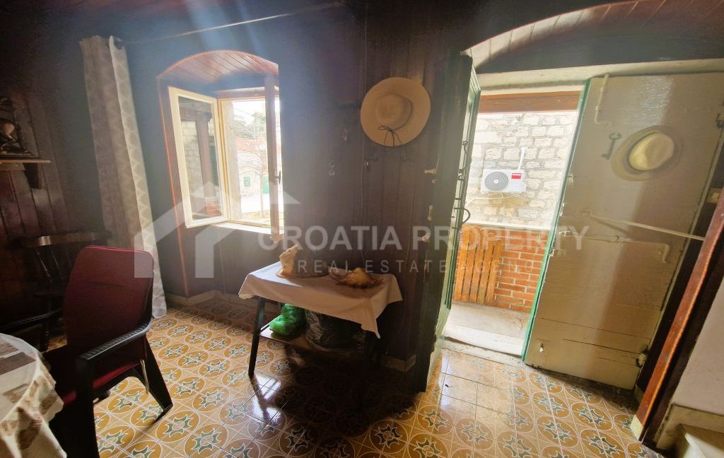 stone house near the sea (5)