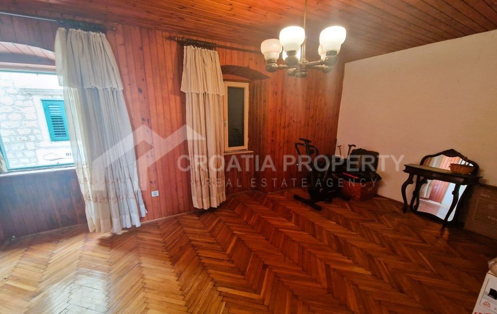 stone house near the sea (7)