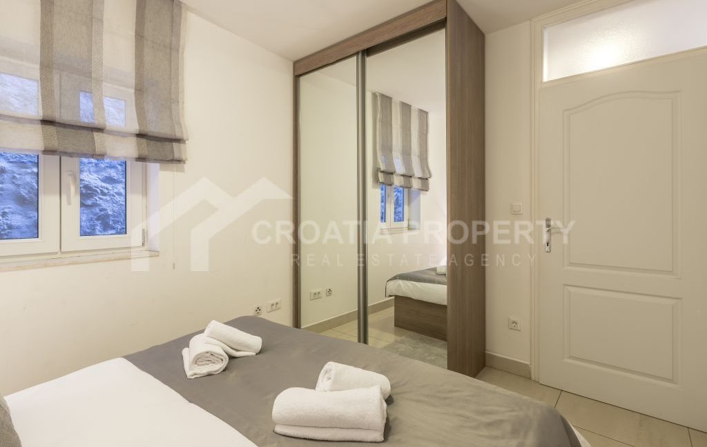 apartment in the city centre with terrace split (11)