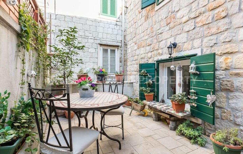 apartment in the city centre with terrace split (14)