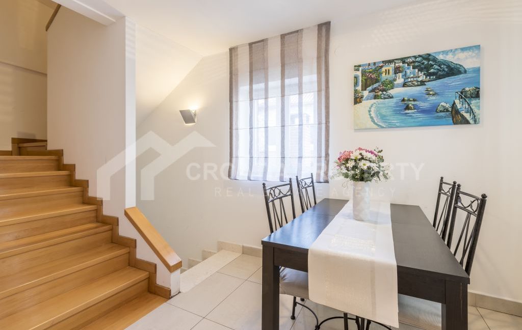 apartment in the city centre with terrace split (6)