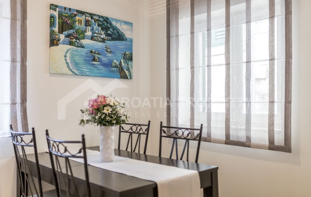 apartment in the city centre with terrace split (7)