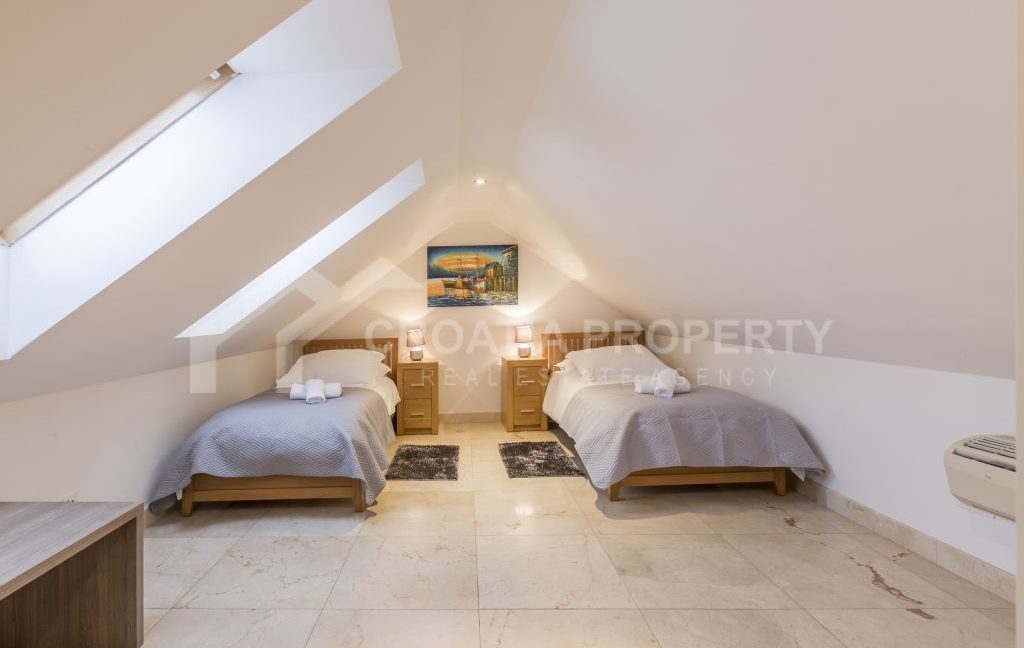 apartment in the city centre with terrace split (8)