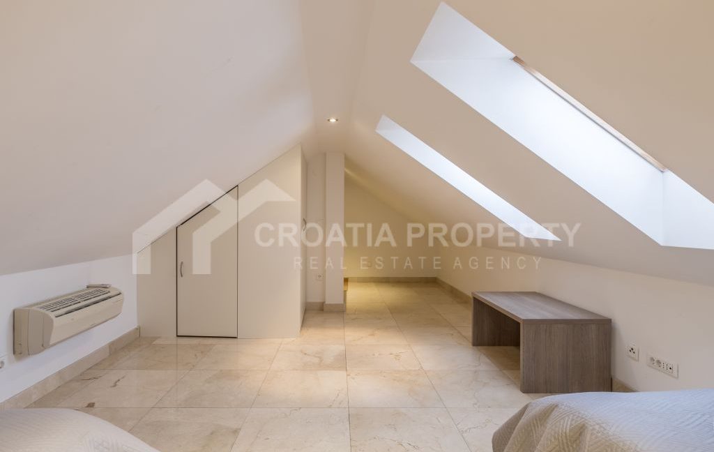 apartment in the city centre with terrace split (9)