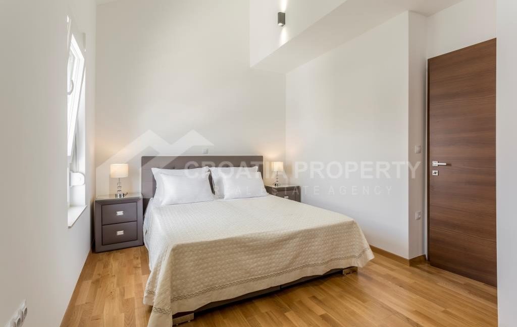 capacious apartment by the beach podstrana - 3639 (1)