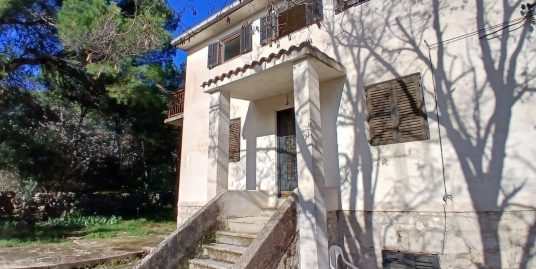 Samostojeća kuća s velikom okućnicom Murter