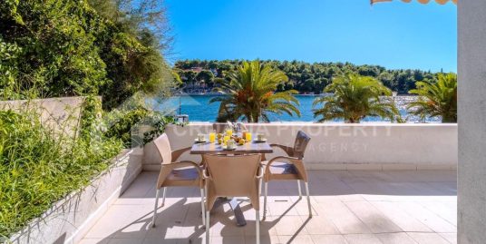 Apartman u prvom redu s parkirnim mjestom Brač
