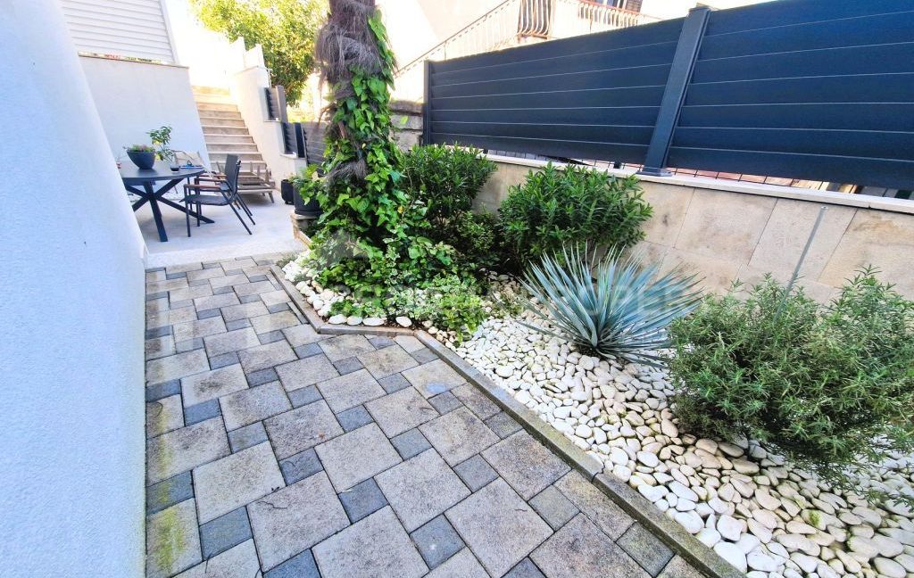 furnished seaside apartment with pool ciovo (17)