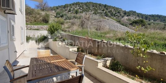 Dvosobni apartman u prizemlju Brač