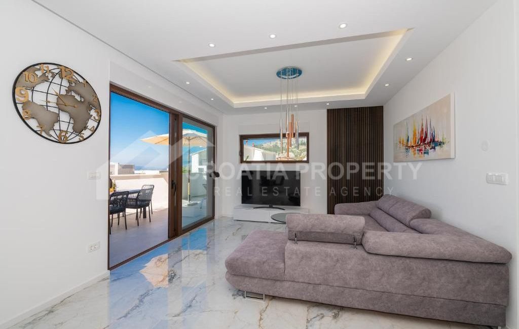 hillside villa with pool (2)