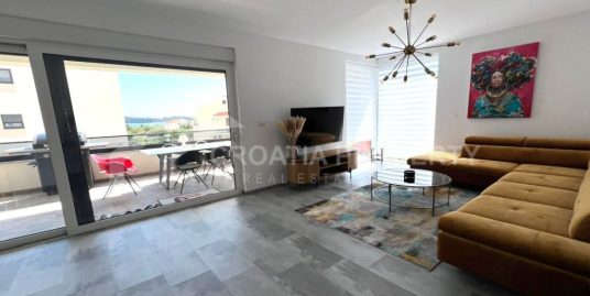 Moderan potpuno namješten stan s vrtom Vodice
