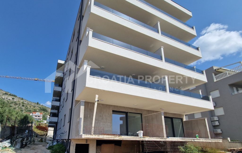 new seaside apartment with big terrace seget (1)