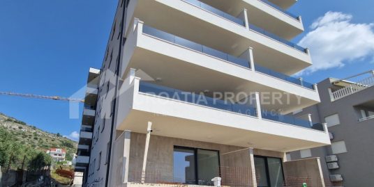 Novi apartman uz more s velikom terasom Seget