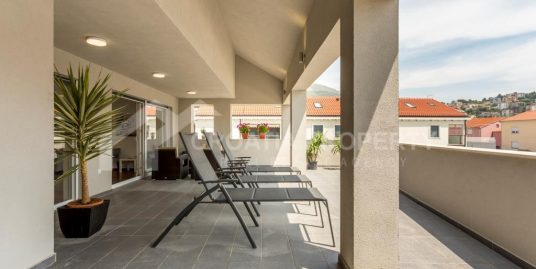 Strandapartment mit drei Schlafzimmern Podstrana