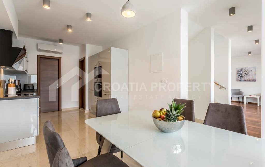 seaside three bedroom apartment podstrana (8)