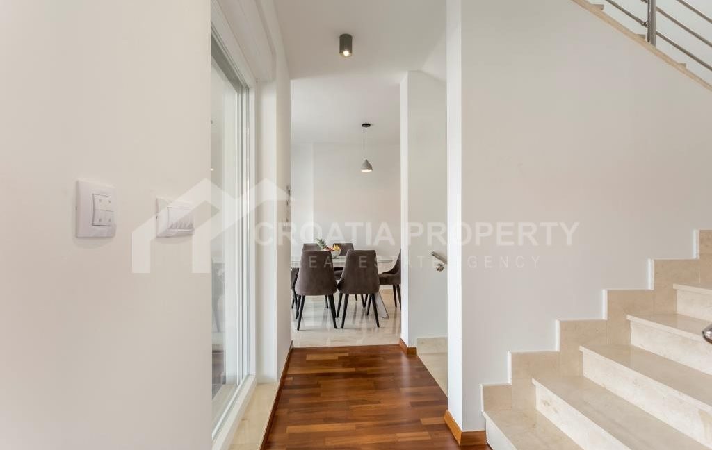 seaside three bedroom apartment podstrana (9)