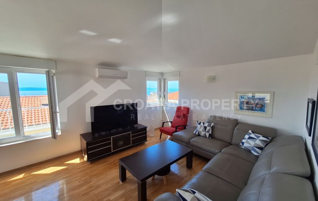 spacious apartment with parking space makarska (1)