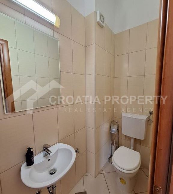 spacious apartment with parking space makarska (10)