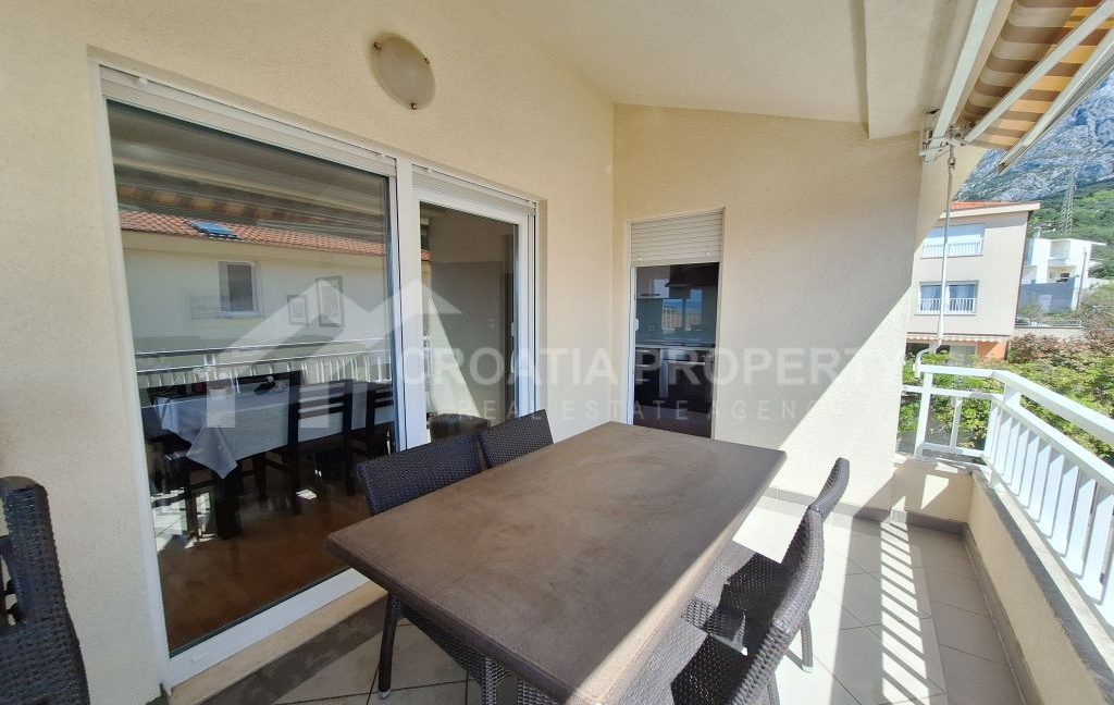 spacious apartment with parking space makarska (11)