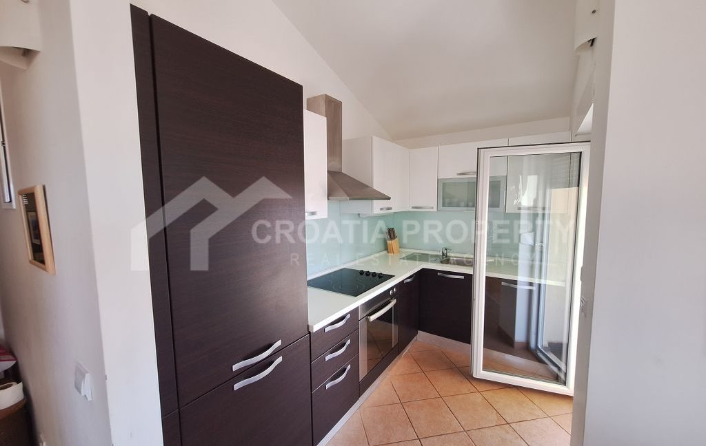 spacious apartment with parking space makarska (4)