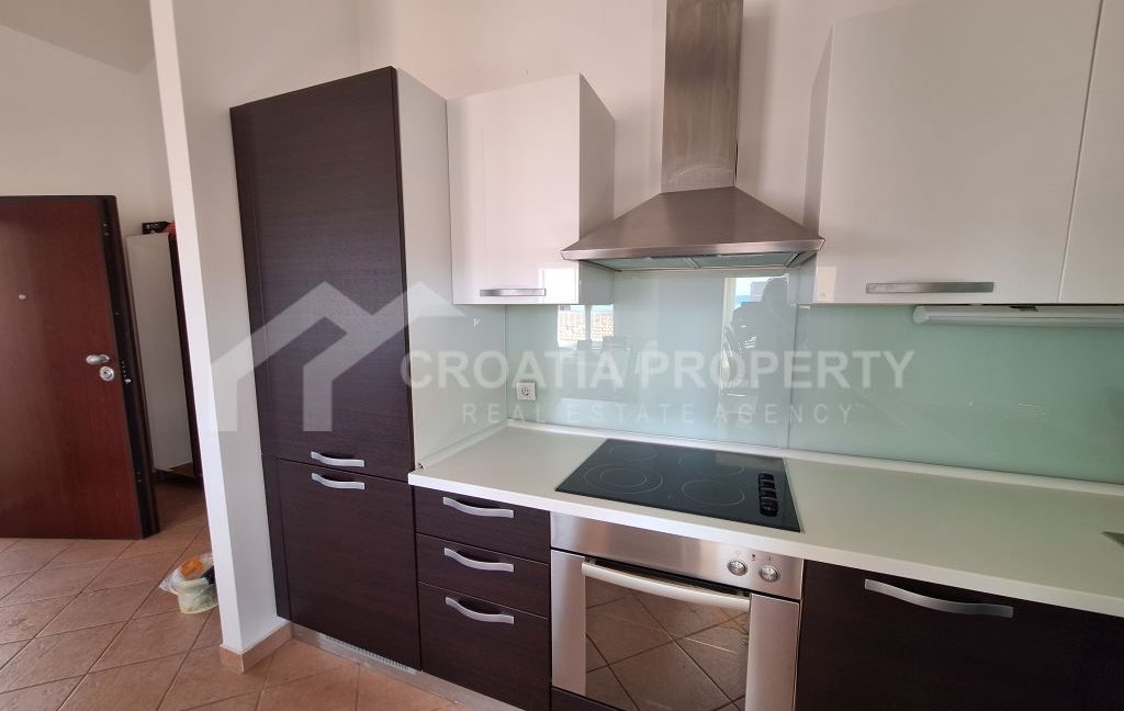 spacious apartment with parking space makarska (5)