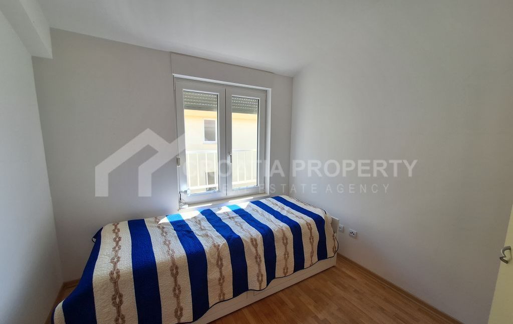 spacious apartment with parking space makarska (7)