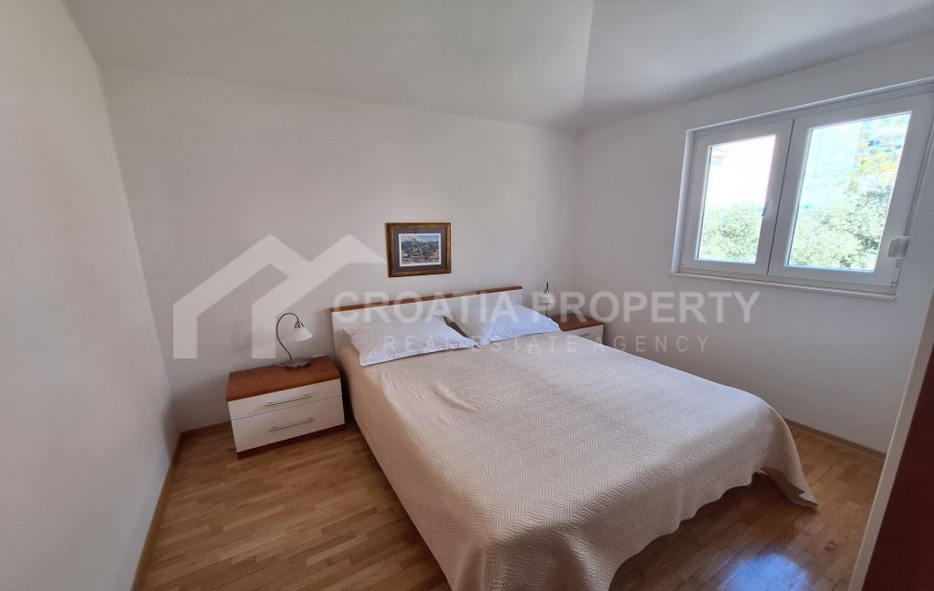 spacious apartment with parking space makarska (8)