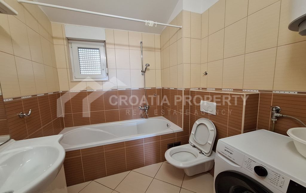 spacious apartment with parking space makarska (9)