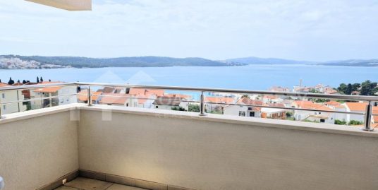 Spacious apartment with sea view Ciovo