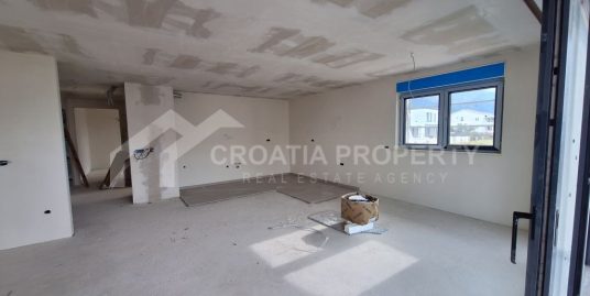 Dvosobni stan s parkirnim mjestom Makarska