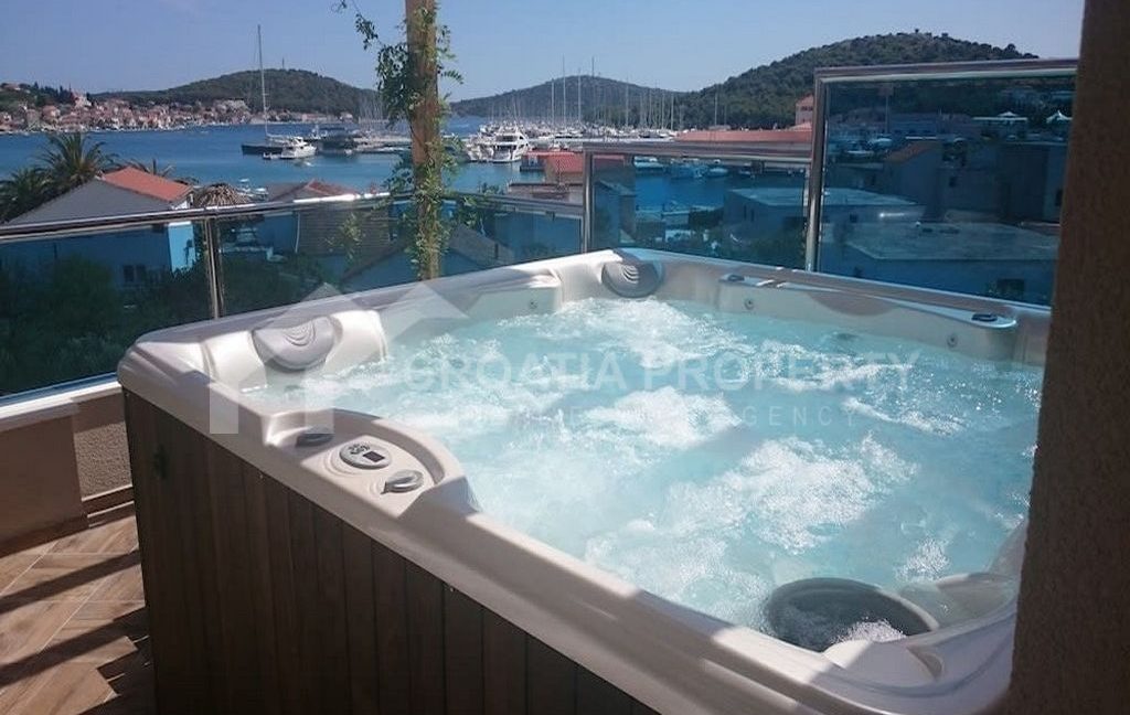 furnished sea view villa in city centre rogoznica - 3700 (1)