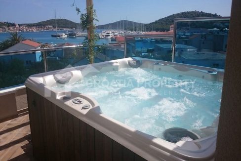 furnished sea view villa in city centre rogoznica - 3700 (1)