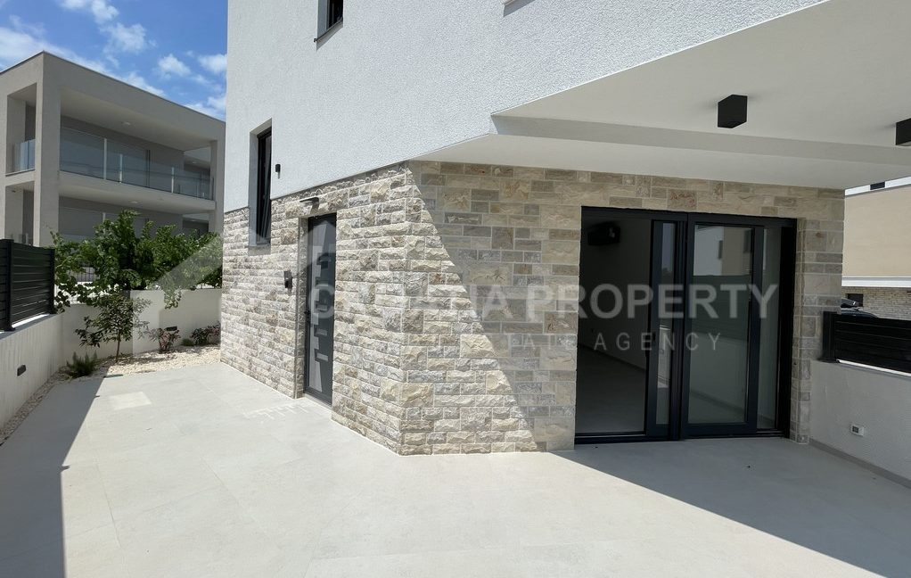 new house with terrace and garden (1)