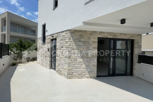 new house with terrace and garden - 3705 (1)