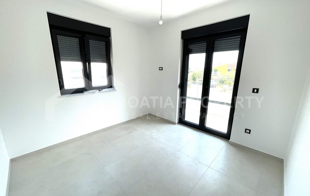 new house with terrace and garden (7)