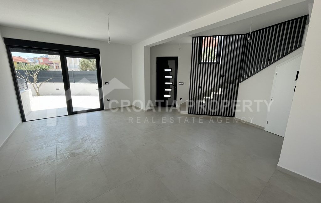 new house with terrace and garden (8)