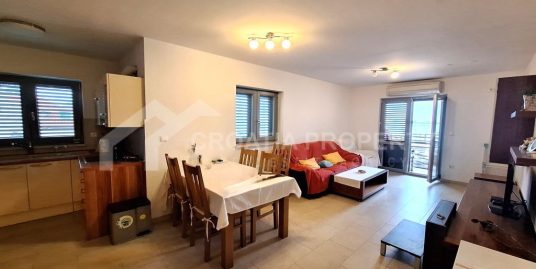 Seaside furnished apartment with parking space Podstrana