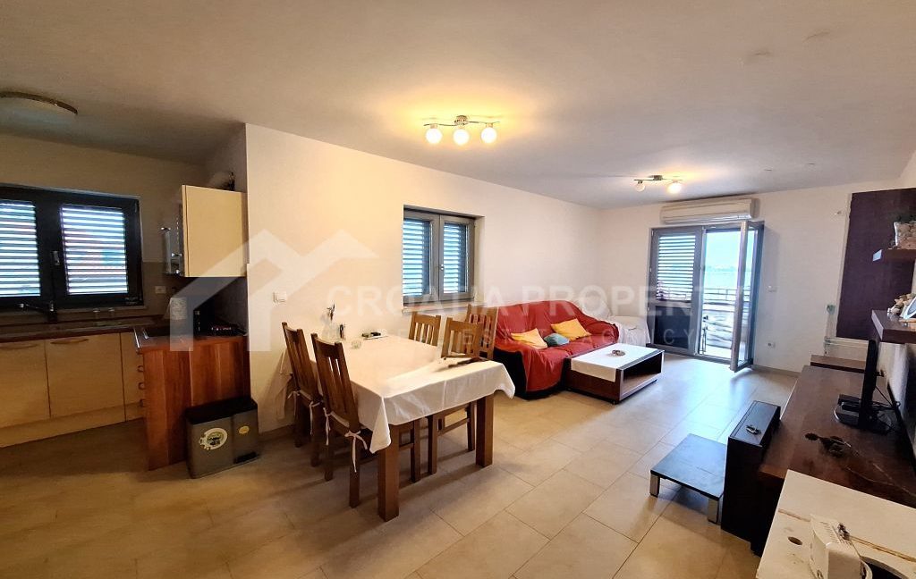 seaside furnished apartment with parking space podstrana (1)