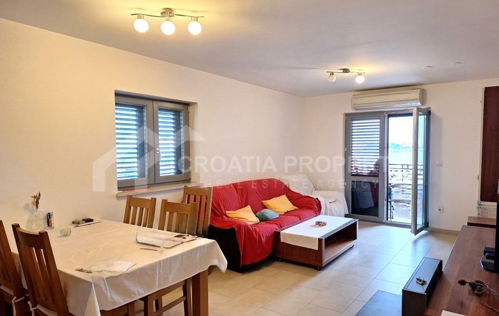 seaside furnished apartment with parking space podstrana (2)