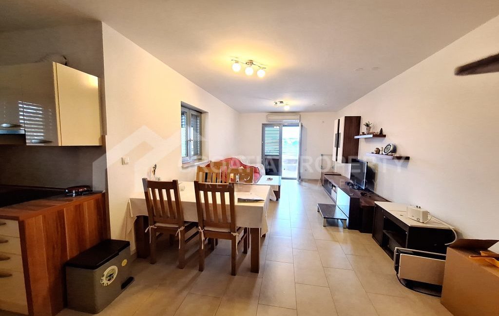 seaside furnished apartment with parking space podstrana (3)