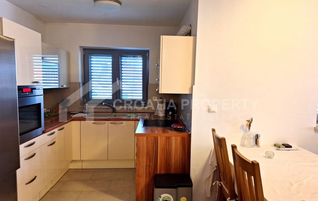 seaside furnished apartment with parking space podstrana (4)