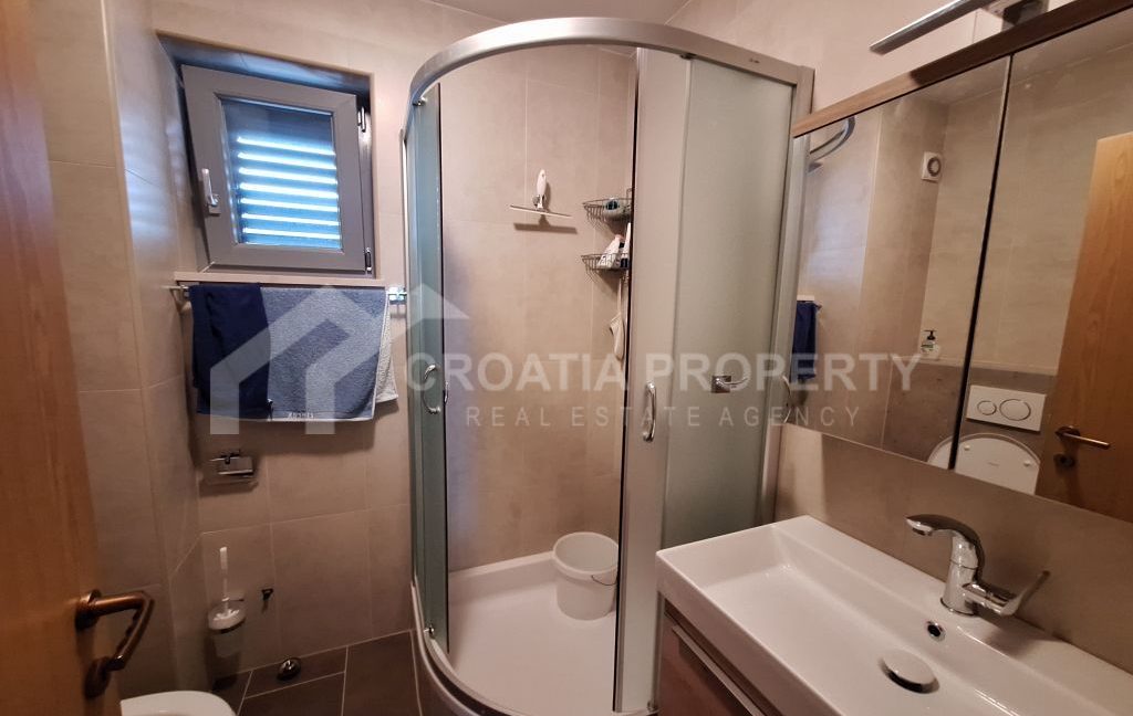 seaside furnished apartment with parking space podstrana (7)