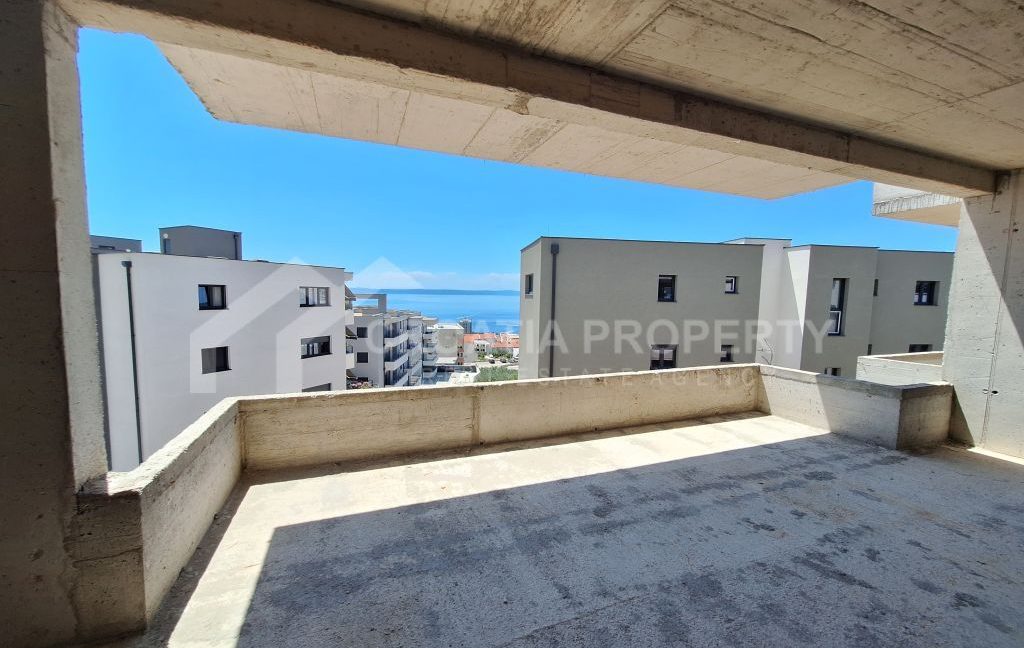 capacious apartment with loggia (3)